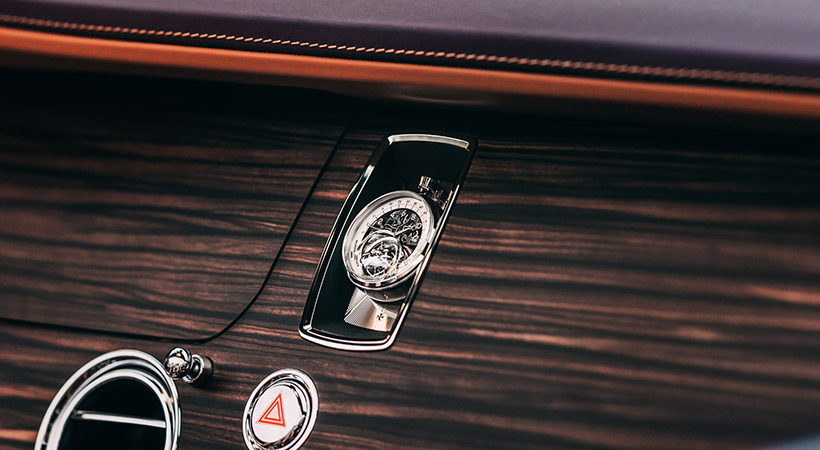 En este modelo, el reloj que encontramos al centro del tablero fue fabricado a mano en Ginebra por Vacheron Constantin. Foto: Rolls-Royce