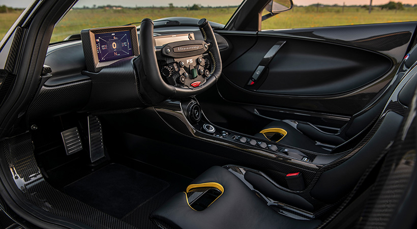 El interior cuenta con volante de competencia. Foto: Hennessey