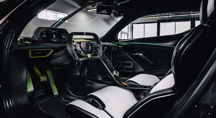 El habitáculo está dominado por los asientos de cuero perforado blanco y negro. Foto: Lotus