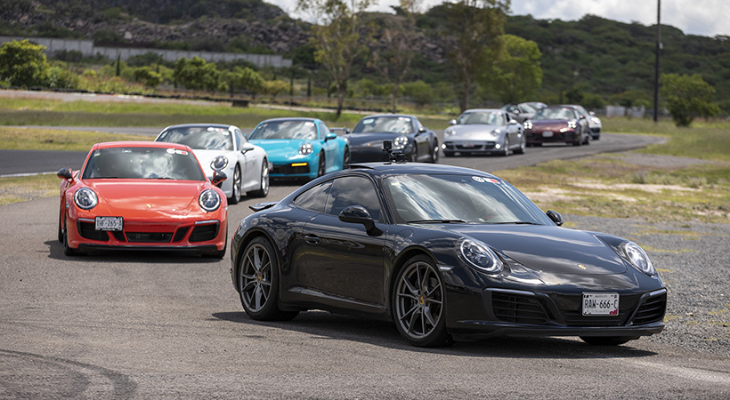 Una vez finalizadas las actividades en la pista, los asistentes partieron en caravana hacia San Miguel de Allende. Foto: Porsche