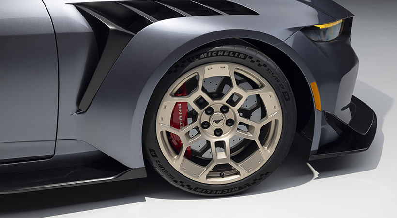 Estas llantas se complementan con rines de aluminio forjado de 20 pulgadas. Foto: Ford