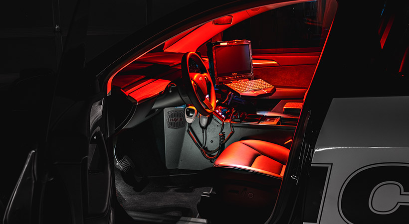 El interior de los autos ha sido completamente adaptado a las necesidades de la policía. Foto: Unplugged Performance