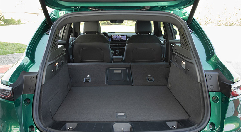 El área de carga es bastante amplia y cuenta con una cubierta retráctil. Foto: Alfa Romeo