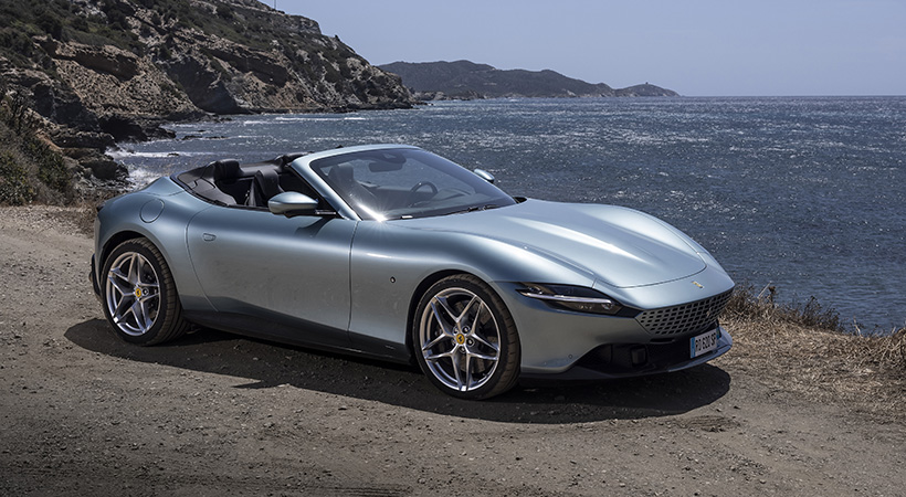 La carrocería e incluso el pilar A del parabrisas son idénticos al del coupé, pero el borde superior del parabrisas se encuentra un poco más alto para permitir el acoplamiento del toldo. Foto: Ferrari