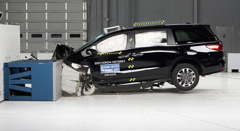 En el Odyssey, que recibió una calificación deficiente, las fuerzas en la cabeza y el cuello fueron aún más elevadas. Foto. IIHS