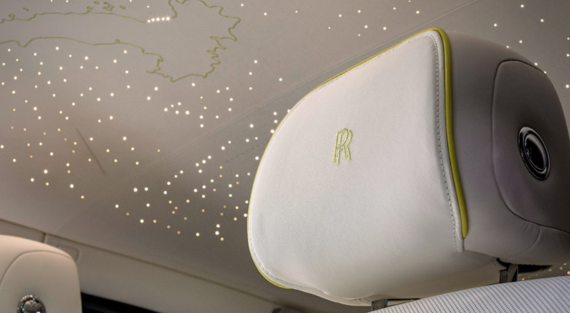 El techo Starlight incluye un mapa bordado de Italia que requirió 14,338 puntadas, hechas completamente a mano. Foto: Rolls-Royce