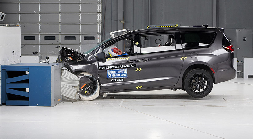 Chrysler Pacifica durante la prueba de choque. Foto: IIHS