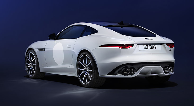 La segunda opción es una tonalidad exterior en gris Crystal Gray con habitáculo azul marino y negro. Foto: Jaguar