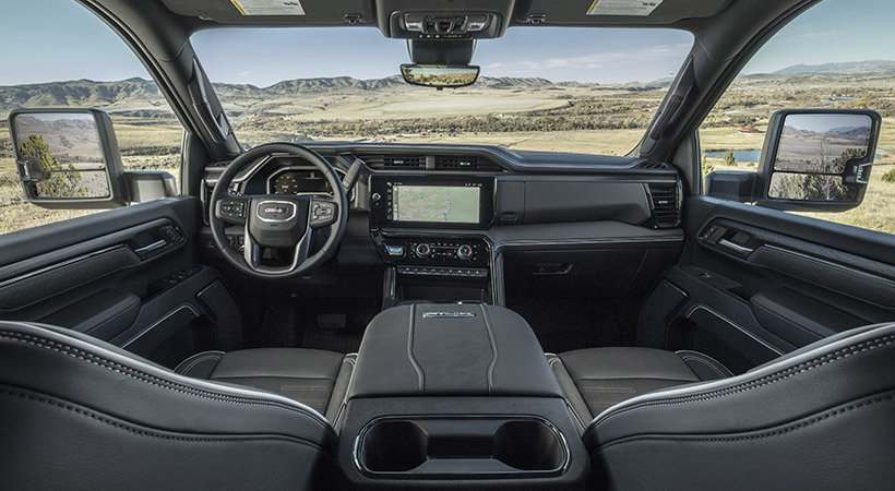 El interior es amplio, muy amplio y cargado de lujo y tecnología. Foto: GMC