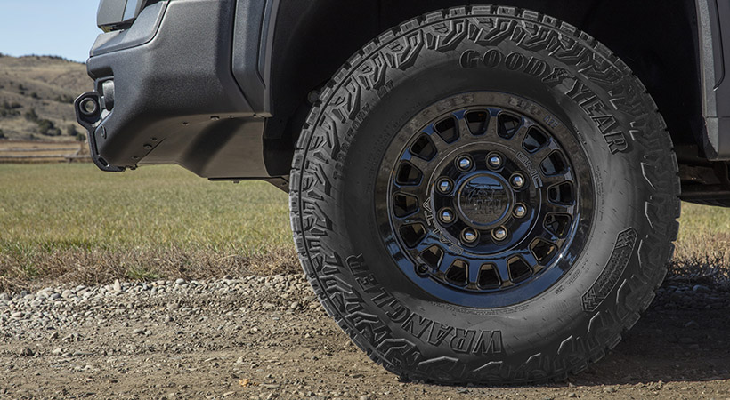 El paquete off-road prosigue con los neumáticos Goodyear Wrangler Territory MT de 35 pulgadas que envuelven los rines específicos de 18 pulgadas. Foto: GMC