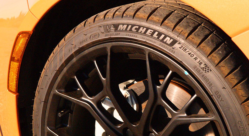 Los neumáticos Michelin, anchos y de alto agarre, también son rígidos. Foto: Ricardo Rodríguez-Long