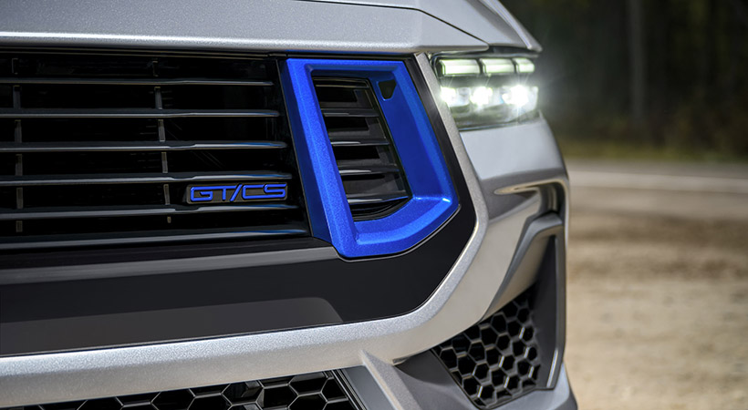 El paquete de modificaciones incluye biseles de faros oscurecidos, así como insignias 5.0, GT y GT/CS en el mismo azul Rave. Foto: Ford