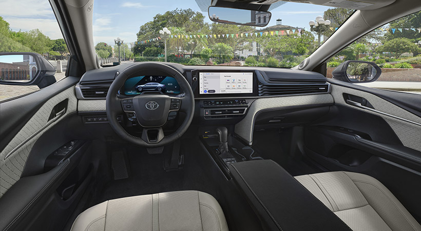 A nivel interior, las versiones de entrada de Toyota Camry 2025 cuentan con un grupo de instrumentos digital de 7.0 pulgadas y una pantalla de infoentretenimiento de 8.0 pulgadas. Foto: Toyota