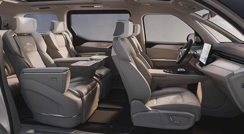 La arquitectura está diseñada para alojar a seis personas en tres filas, destacando la comodidad de la fila intermedia. Foto: Volvo