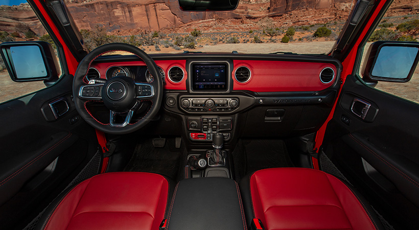 A nivel interior, el Jeep Wrangler 392 Rubicon 20th Anniversary 2023 presenta asientos de cuero con detalles en color rojo y negro. Foto: Jeep