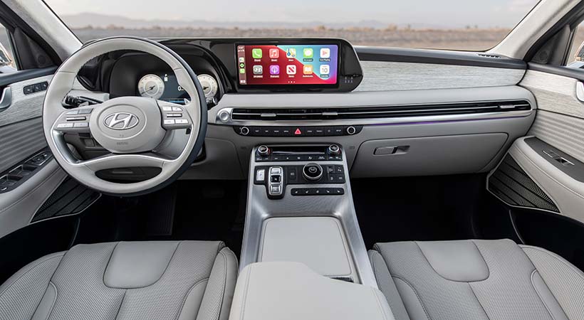 Hablando de tecnología y conectividad, en el interior tenemos una amplia pantalla LED de 12.3 pulgadas con Apple CarPlay y Android Auto. Foto: Hyundai
