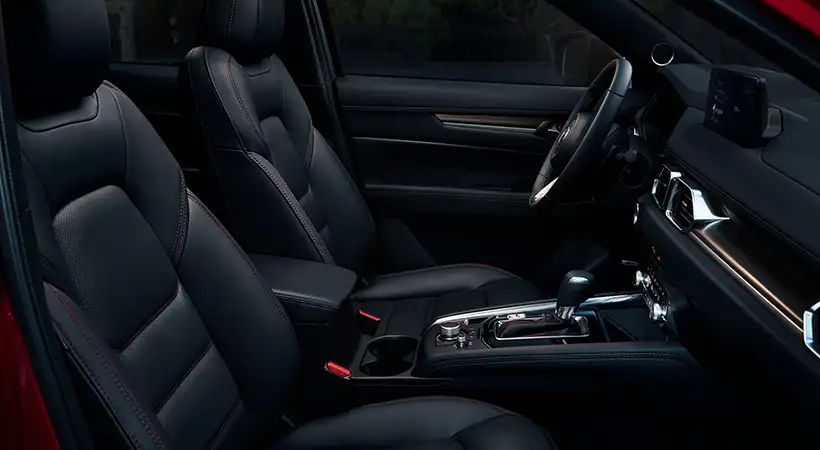 A nivel interior tenemos materiales de primera calidad y un diseño muy bueno, casi lujoso. Foto: Mazda
