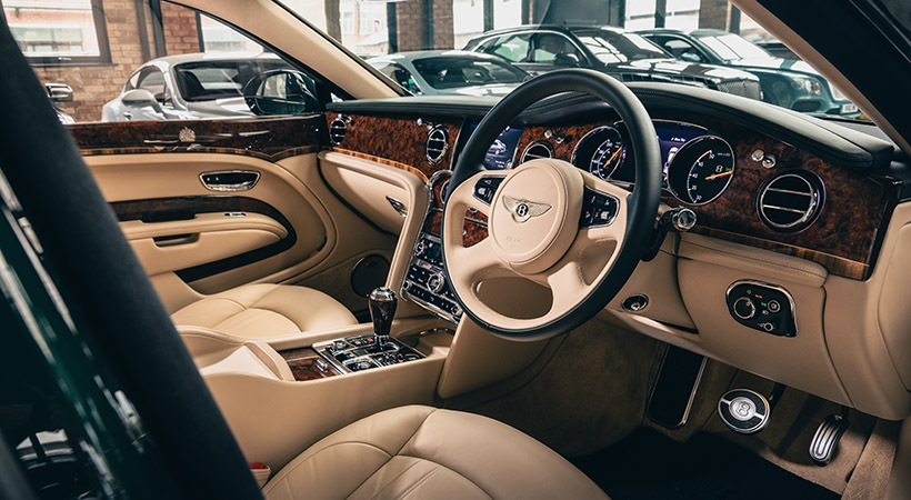 El interior se diseñó con Twine y piel de Cumbria, incluyendo lienzos de nogal Burr Walnut y lujosas alfombras de lana de cordero. Foto: Bentley