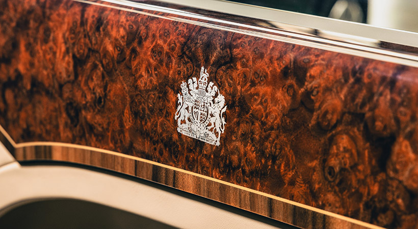 La especificación incluyó cortinas de privacidad traseras y el emblema real incrustado en las molduras de las puertas. Foto: Bentley