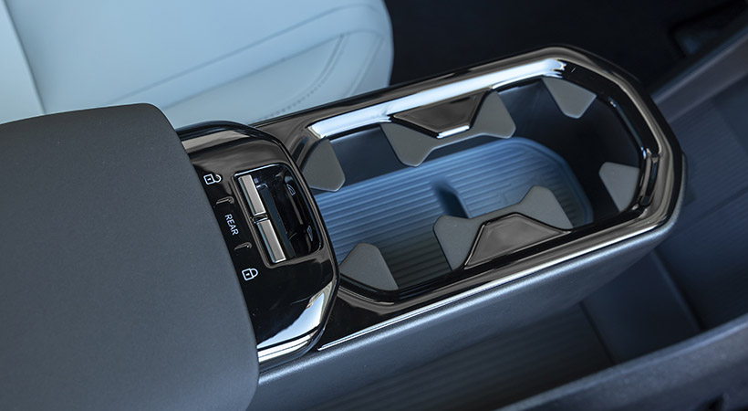 En medio de los dos asientos tenemos los controles para subir y bajar los cristales y el portavasos retráctil. Foto: Volvo