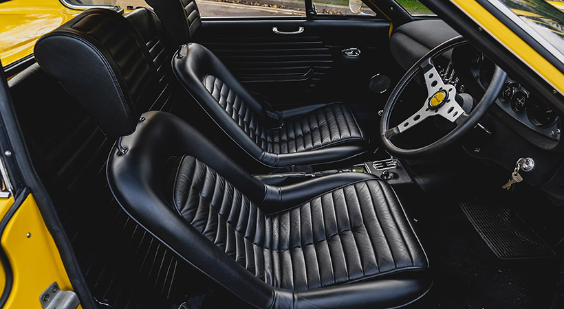 El interior cuenta con tapicería a prueba de decoloración. Foto: Car & Classic