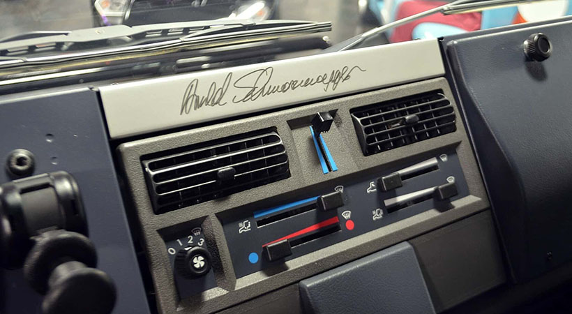 En el interiior tenemos la firma de Schwarzenegger en el tablero. Foto: Barrett-Jackson