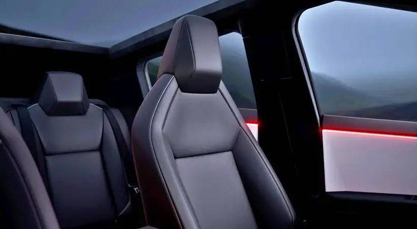 El interior cuenta con asientos de respaldo alto. Foto: Tesla