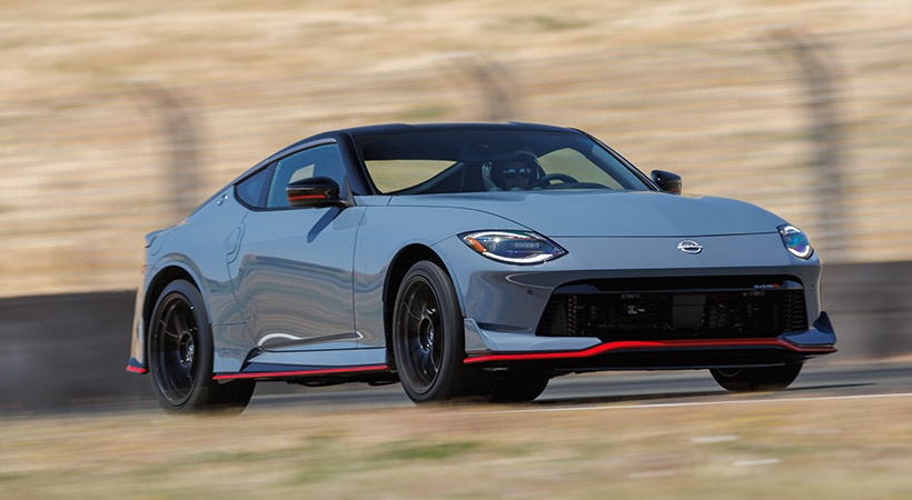 En el caso del Z Nismo -que fue mi modelo para la prueba- la transmisión es automática de nueve velocidades, con paletas de cambios tras el volante. Foto: Nissan 