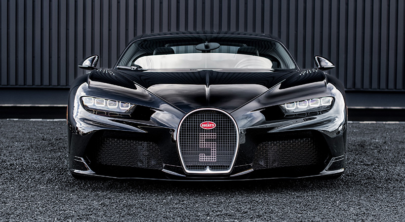 Al frente tenemos el  mismo patrón de rejilla para la parrilla de herradura, con un logotipo 