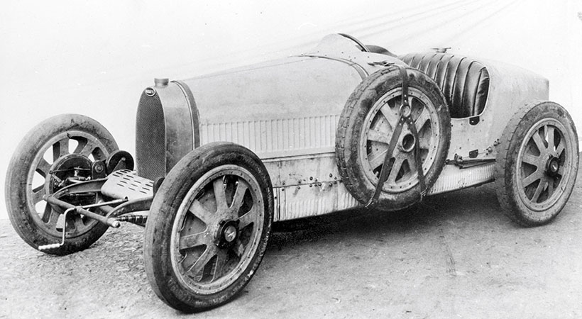 Donde otros vehículos se erguían majestuosos sobre el pavimento, la carrocería del Type 35 se deslizaba pulcra y baja. Foto: Bugatti