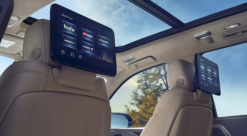 Los ocupantes d ela segunda fila tienen a su disposición pantallas de infotenimiento. Foto: Cadillac 
