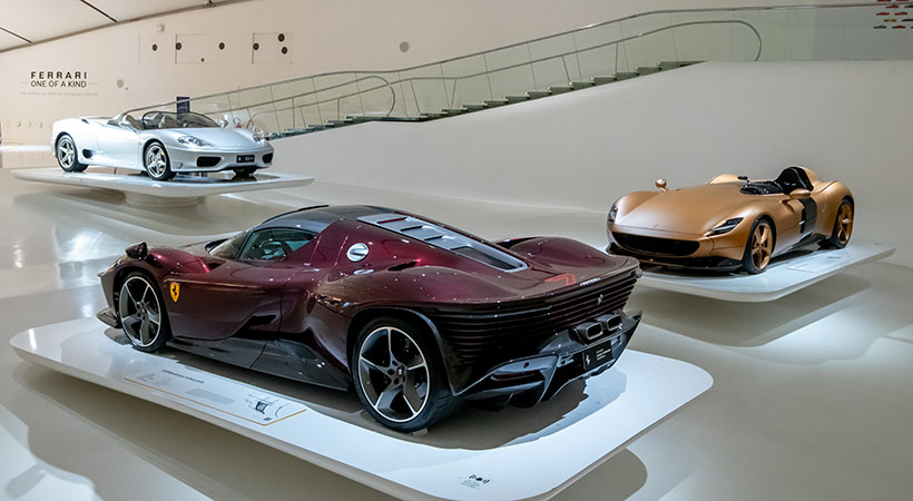 Muchos de los vehículos expuestos han sido personalizados en los centros Tailor Made de la compañía, ubicados en Maranello, Nueva York y Shanghai. Foto: Ferrari