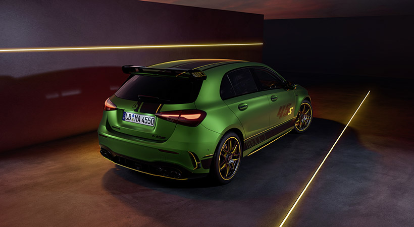 Bajo el capó encontramos el potente bloque de 2.0 litros que genera una potencia de 420 caballos de fuerza. Foto:  Mercedes-AMG 