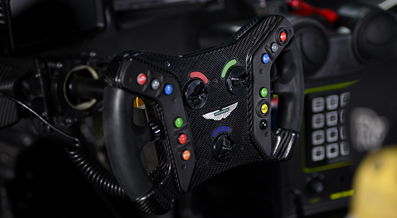 El volante del auto de carreras. Foto: Aston Martin