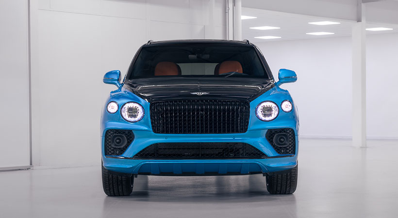 La elección del acabado en Ónix para el capó, techo y parte superior del vehículo se fusiona con la parrilla  acabada en negro brillante. Foto: Bentley