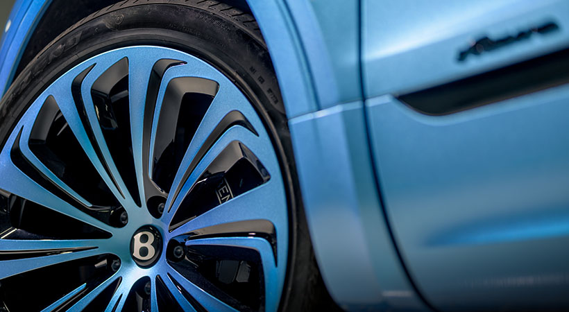 La combinación de colores se replica en los rines de 22 pulgadas de diez radios, con un acabado pintado en Azul Martín Pescador y Negro. Foto: Bentley