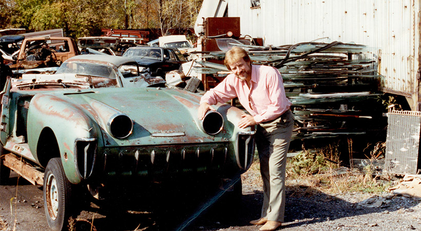 Joe Bortz al lado de uno de los autos rescatados. Foto: Museo Petersen