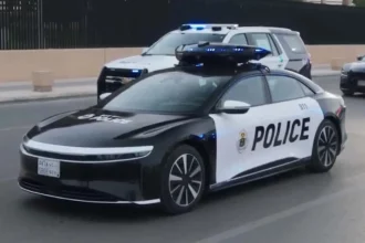 La policía de Arabia Saudita estrena coche de policía: Un Lucid Air