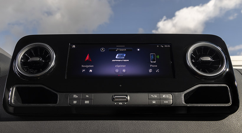 El elegante panel central negro cuenta con una pantalla de alta resolución (muy pequeña para nuestro gusto) que ejecuta el último sistema de infoentretenimiento de Mercedes. Foto: Mercedes-Benz