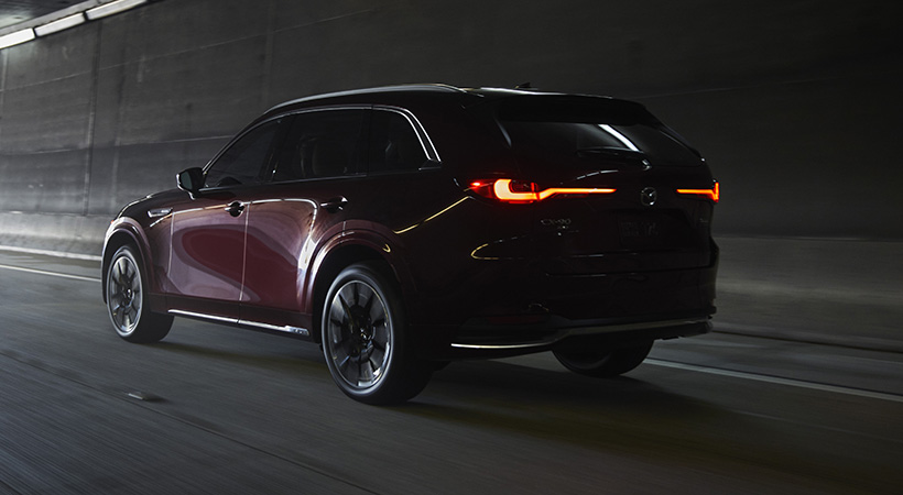 El Mazda CX-90 Premium Plus 2024 es un SUV de tamaño mediano que se destaca por su diseño elegante. Foto: Mazda