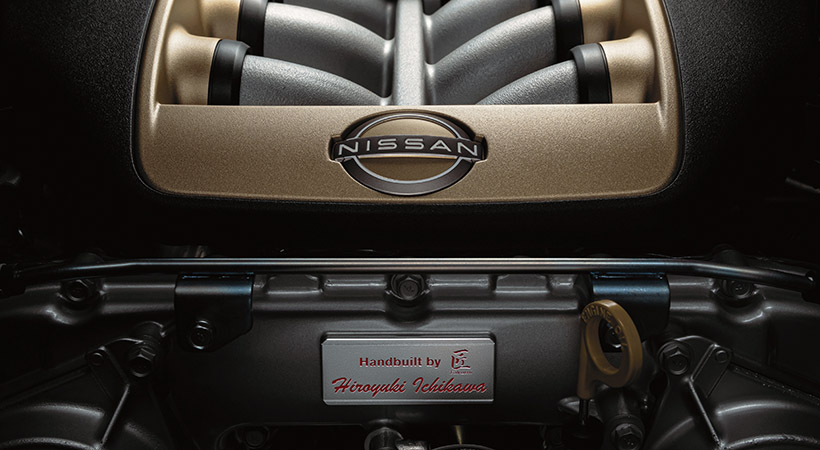La placa de color rojo en la bahía del motor, grabada con el nombre del takumi encargado de construir el motor. Foto: Nissan