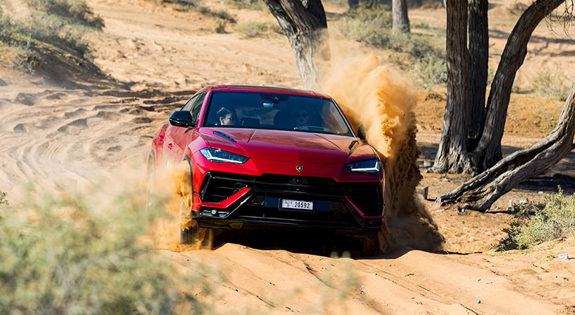 Las últimas 60 millas del trayecto llevaron a los viajeros al desierto de Al Wadi para disfrutar de un poco de conducción todoterreno. Foto: Lamborghini