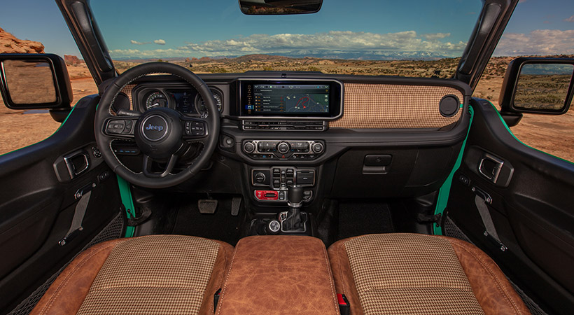 A nivel interior, el Dispatcher ha sido revestido con una combinación de piel y tela con un patrón de pata de gallo. Foto: Jeep