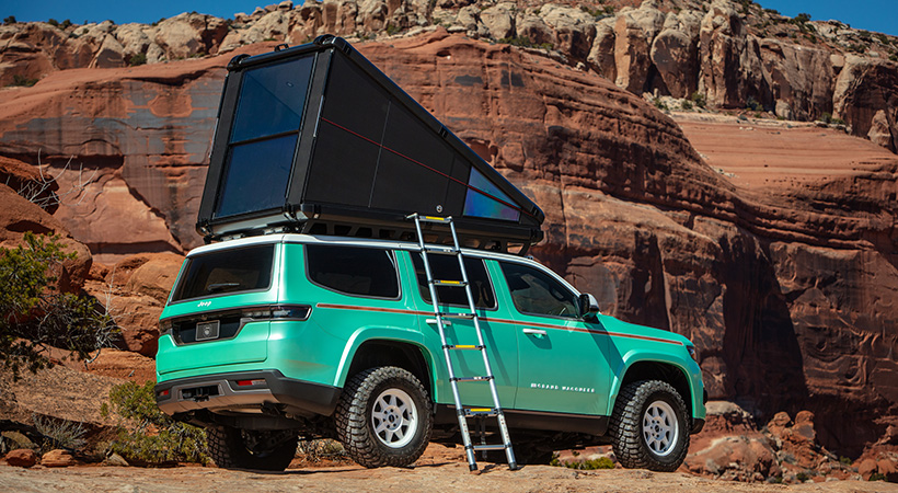 El techo del Vacationeer Concept aloja una tienda de campaña integrada RedTail Overland Skyloft. Foto: Jeep