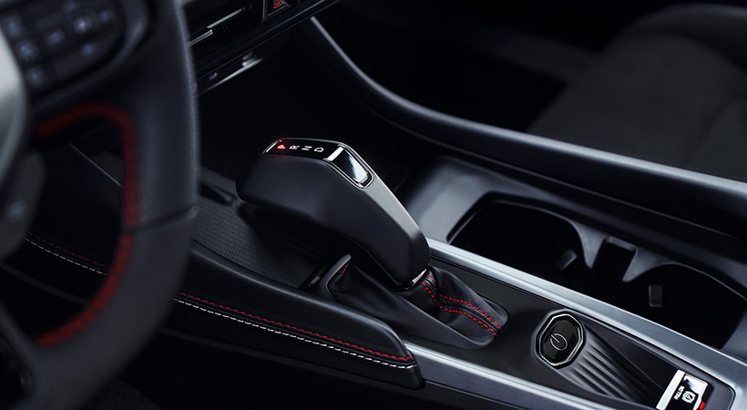 Una palanca estilo pistola que evoca a los modelos clásicos de Dodge. Foto: Dodge