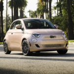 El pequeño Fiat 500e se pone “al tú por tú” con la imponente Tesla Cybertruck