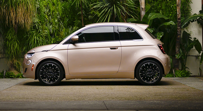 Este ejemplar destaca por el color rosa dorado de la carrocería, específicamente diseñado para esta edición. Foto: Fiat