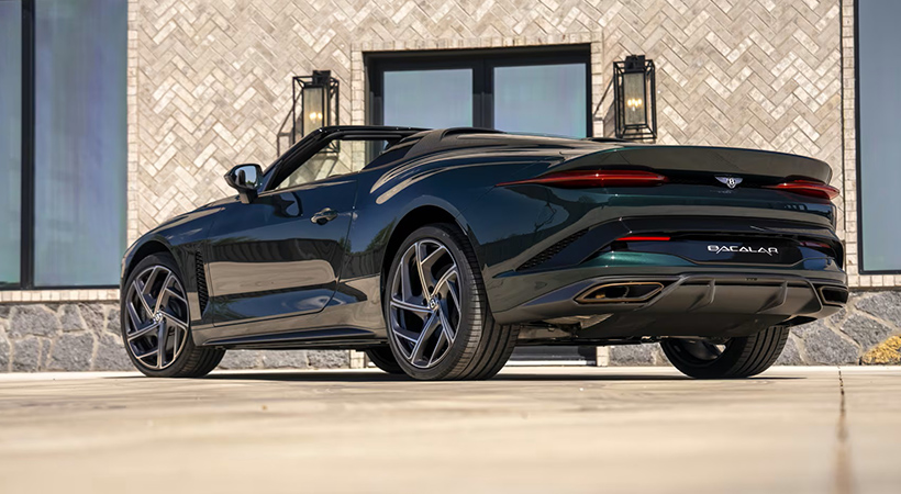 Está pintado en un tono verde oscuro llamado Mulliner Extended Range Veridian. Foto: Mecum Auctions