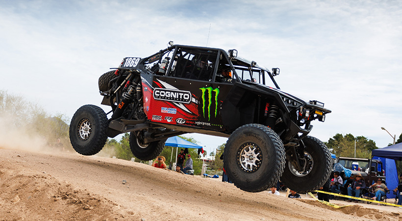 Esta competencia atrae a pilotos y equipos de todo el mundo, ansiosos por desafiar el terreno implacable del desierto. Foto: Polaris