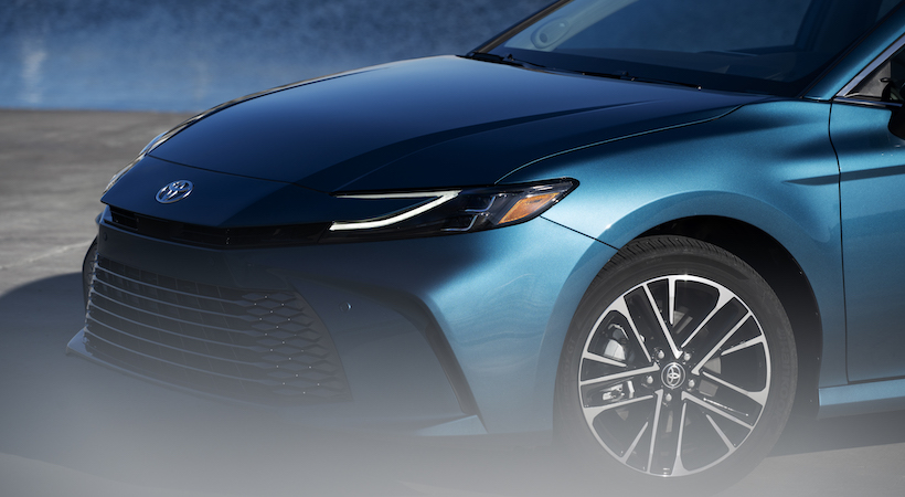Diseño moderno y rendimiento híbrido en el Toyota Camry 2025. Foto: Toyota